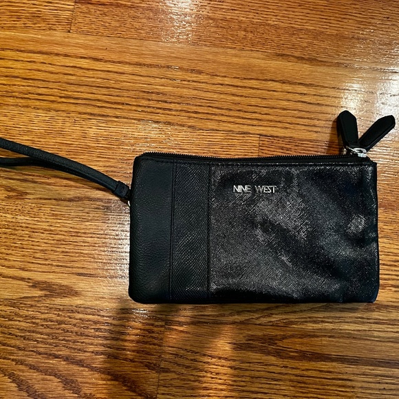 Nine West Handbags - Nine West wristlet